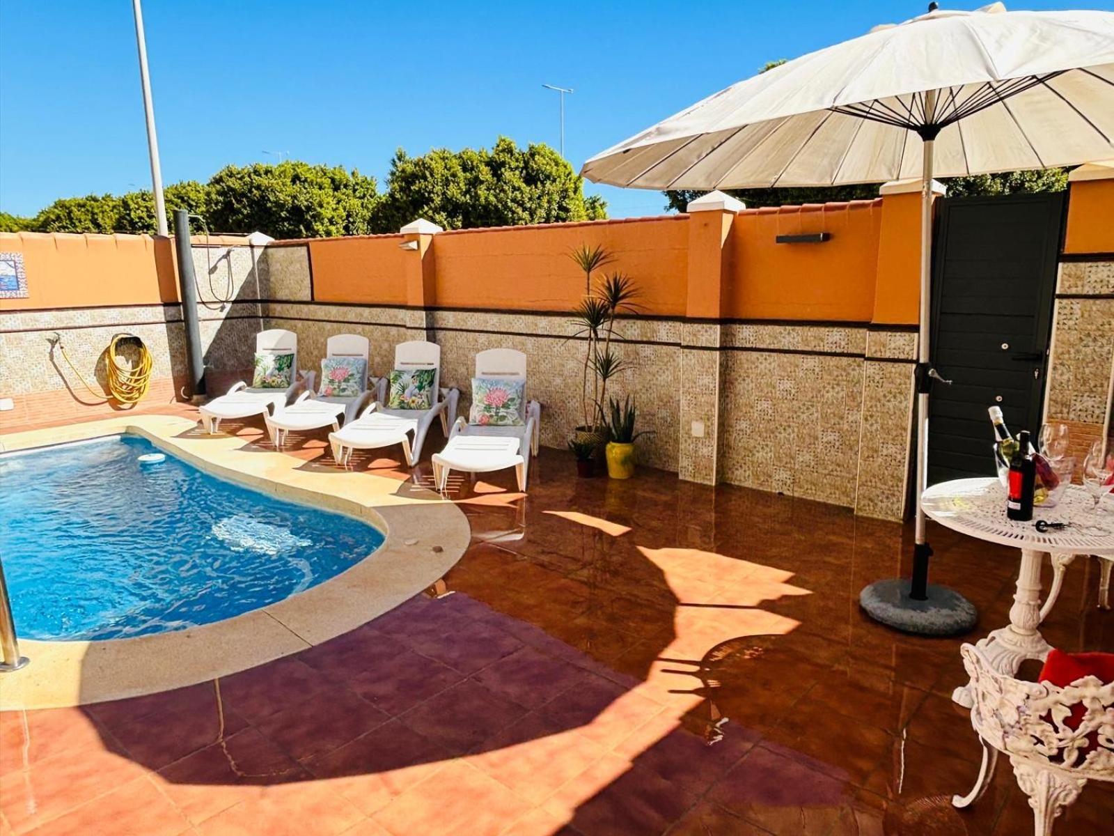 Vila Chalet Con Piscina Privada En Primera Linea De Playa Torremolinos Exteriér fotografie